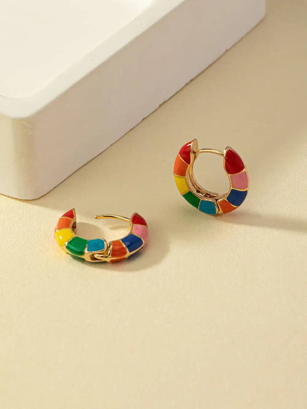 Huis Van Merken - Wholesale Oorringen - Hoopoorbellen met kleurrijk emailleontwerp2