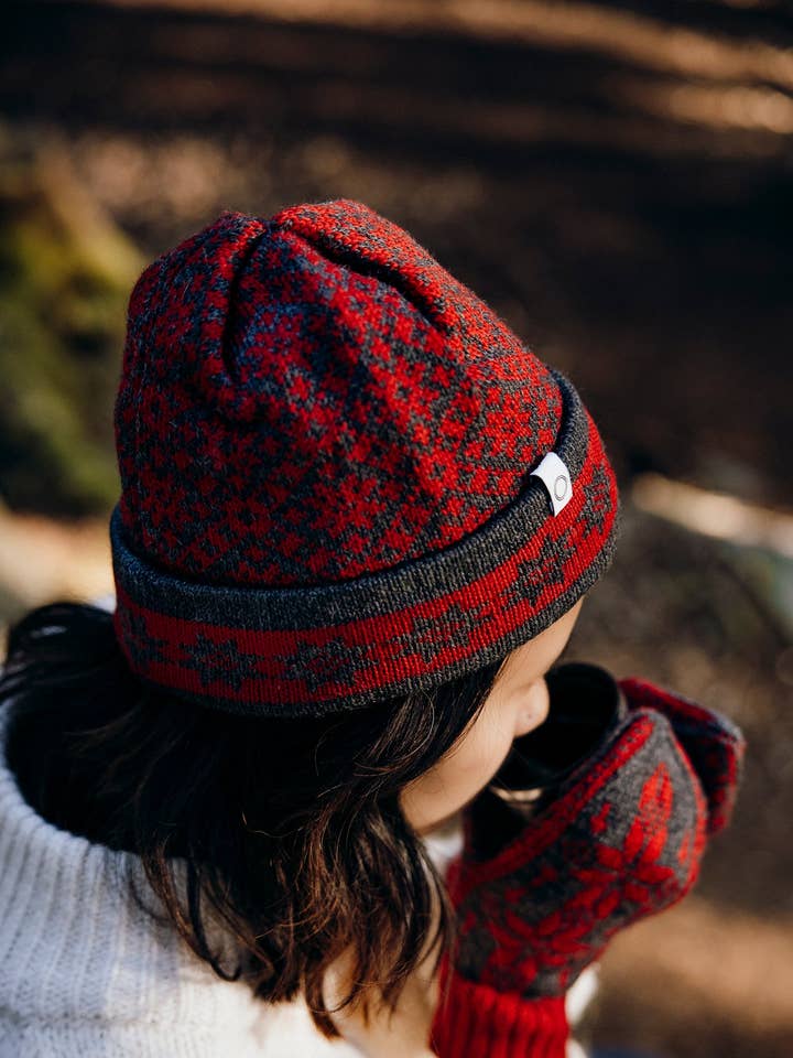 Chapeau Natland en laine 100 % avec bordure en coton doux pour la vente par Susan Fosse AS