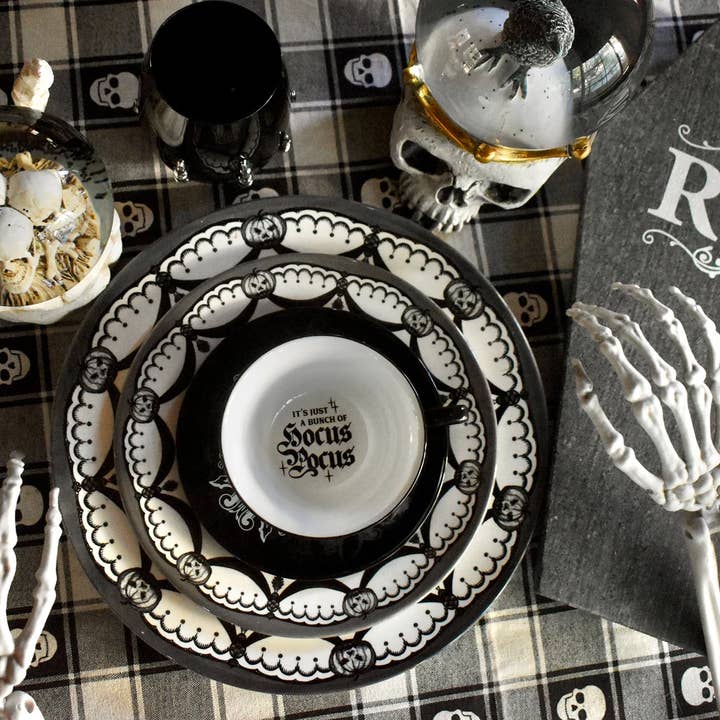 C'est juste un bouquet de tasse à thé noire et de soucoupe Hocus Pocus pour la vente par All Little Cute Things