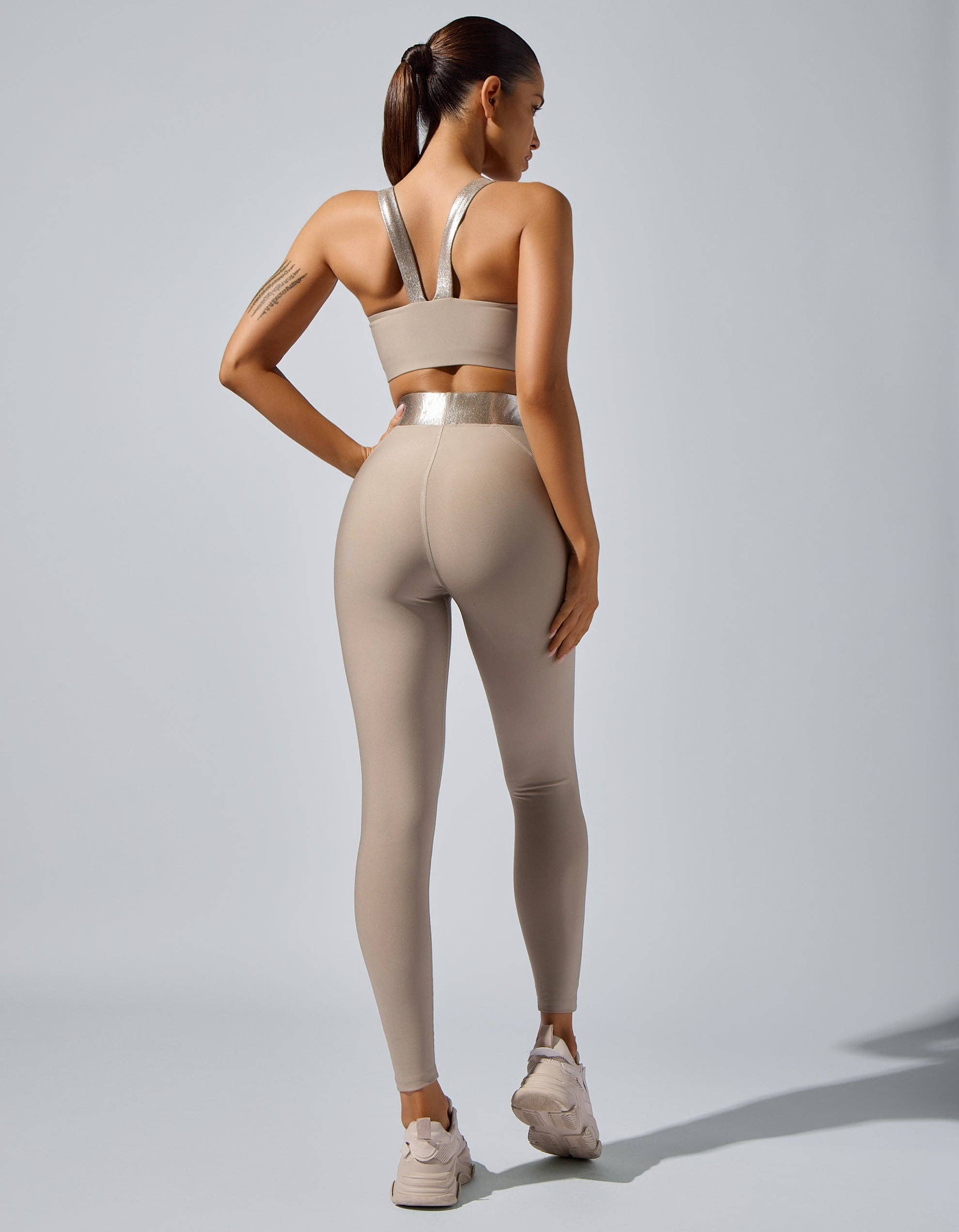 Taupe Lina legging in taupe met metallic tailleband voor groothandel op Faire3