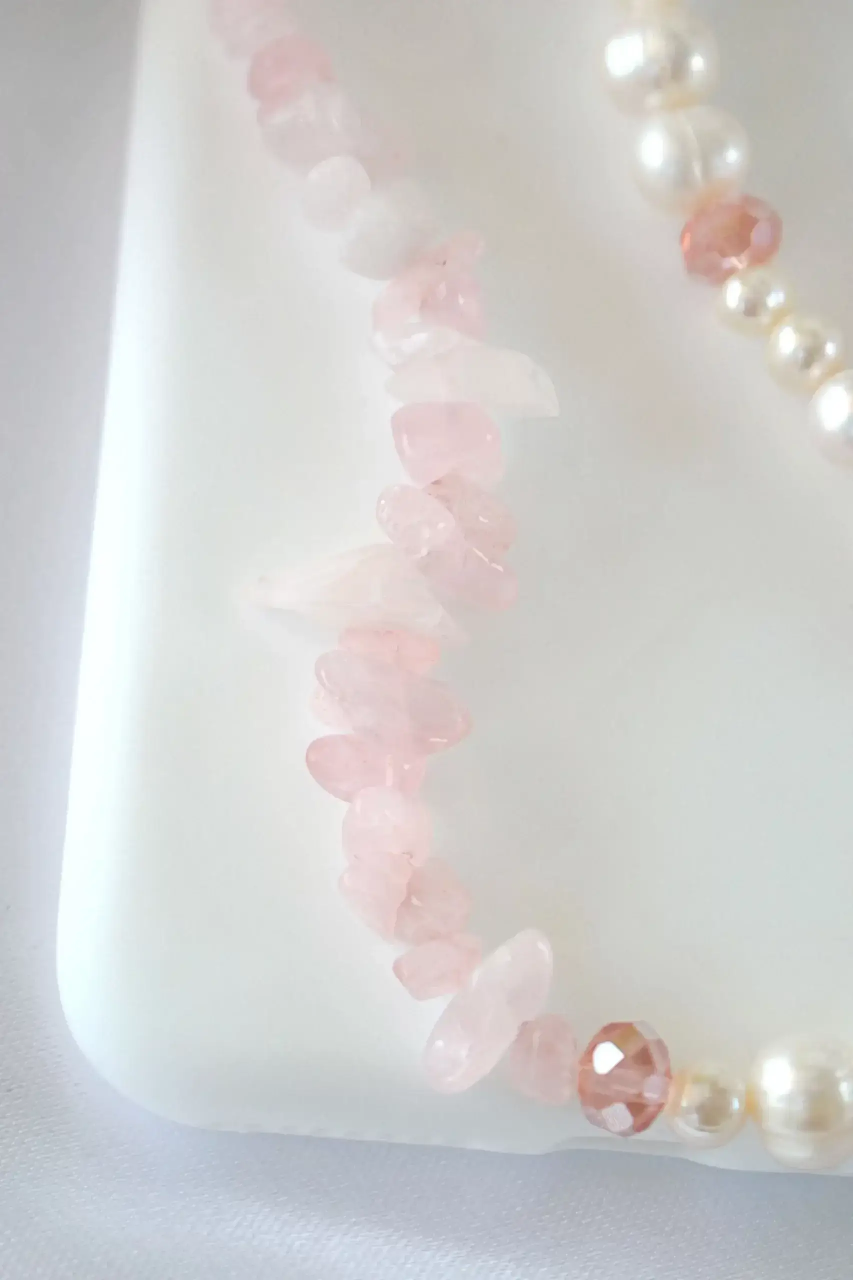 Divine Dulcet - Venta al por mayor Correa para móvil - "Rose Babe" | Lazo para teléfono con cuarzo rosa y perlas de agua dulce3