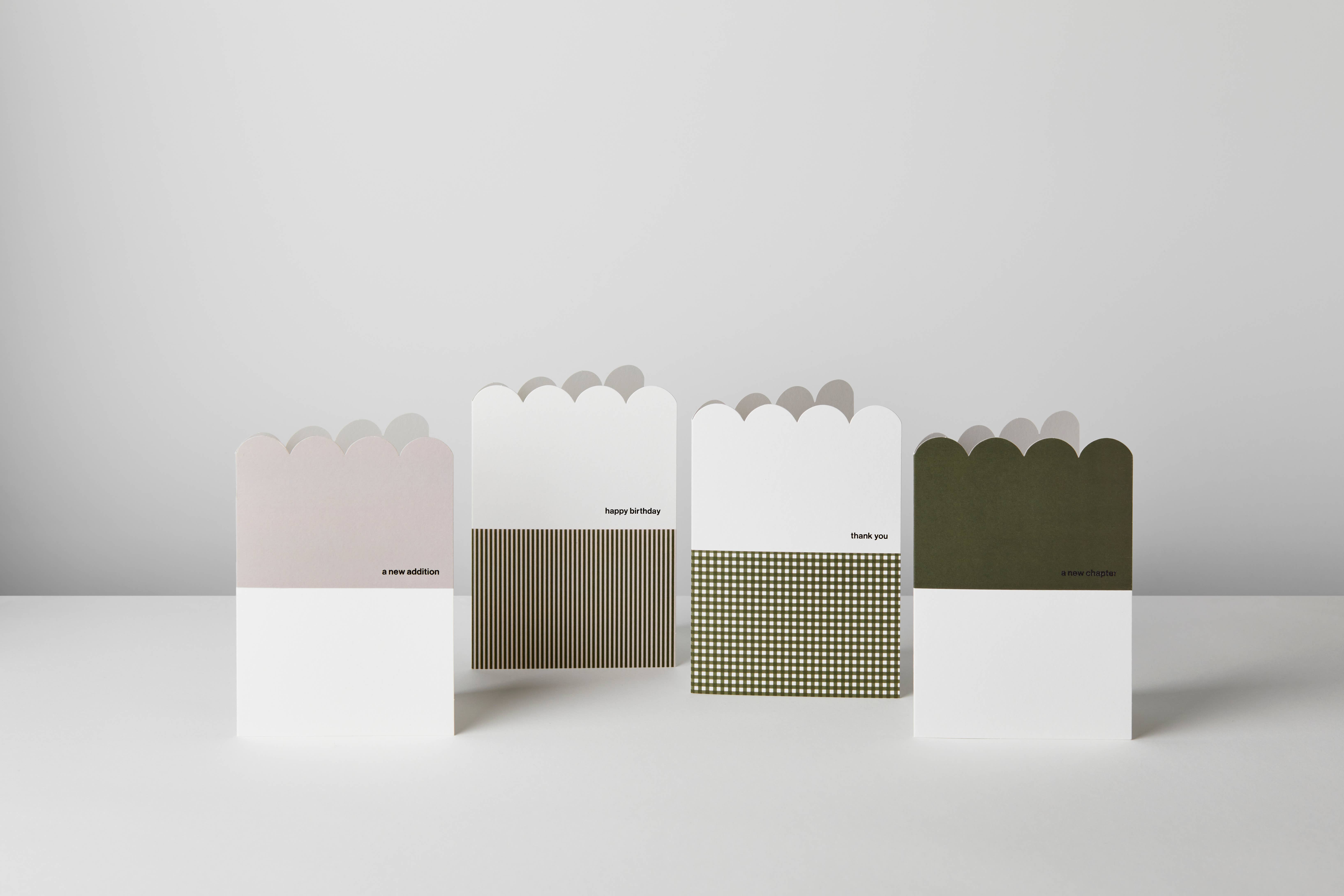 Kinshipped – wholesale Födelsedagskort – Gratulationskort med scallopkant och texten "happy birthday" i svart folie1