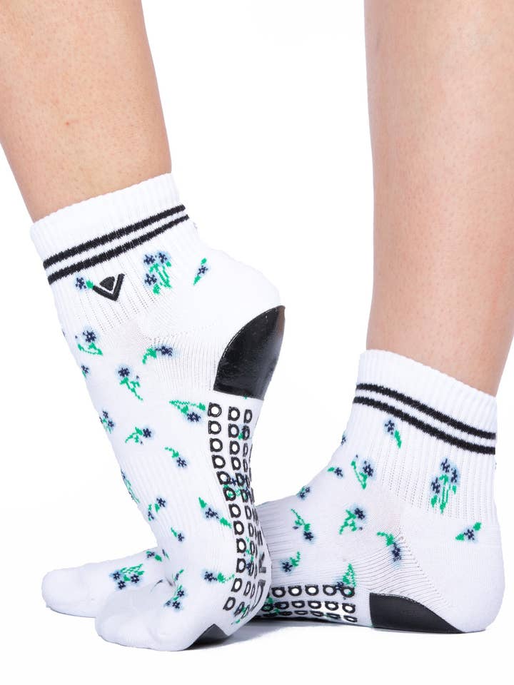 Classic Women's Ankle Crew Grip Sock for wholesale by Arebesk