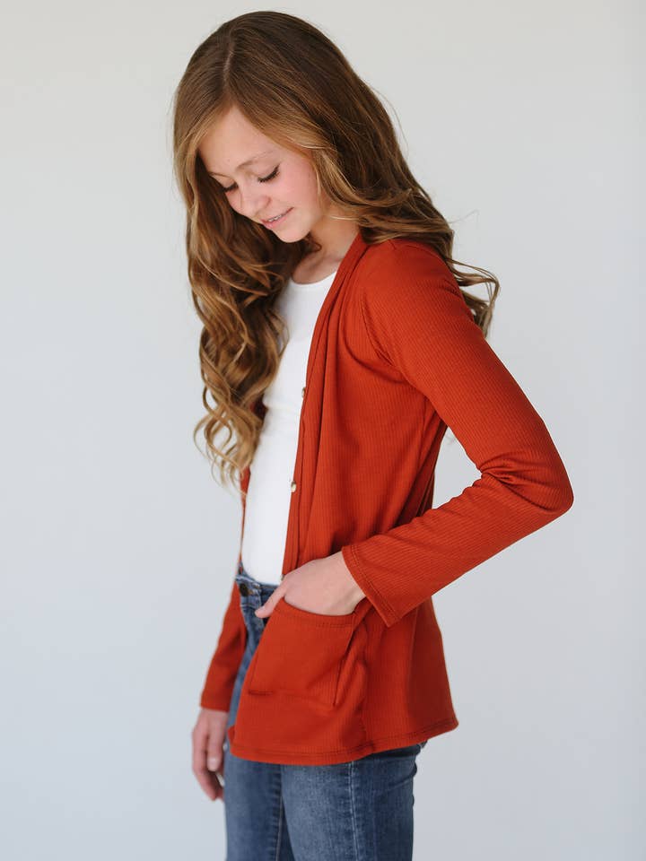 Cardigan en tricot côtelé rouille pour la vente par Navy Fields