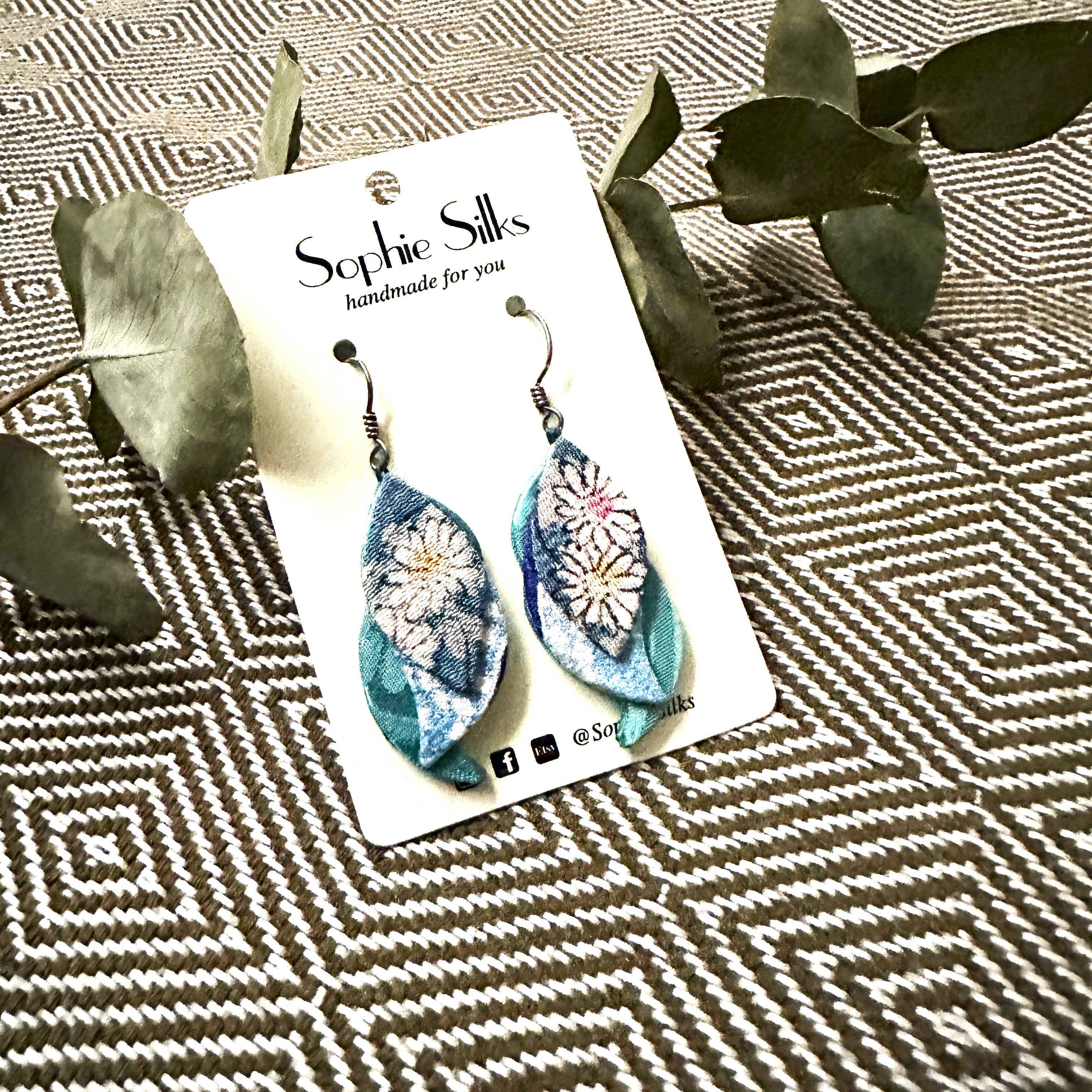 Sophie Silks - Wholesale Hangende/ronde oorbellen - Hangende kimono-oorbellen in visvorm1