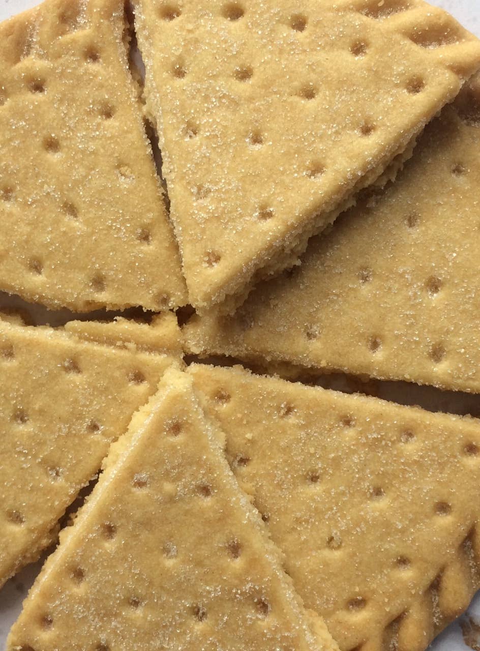 Churchill's Confectionery – wholesale Biscuit – Royal Peacock Gift Tin with Shortbread Petticoat Tail 4