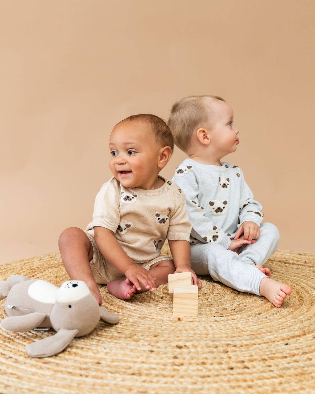 Heather de aveia Babygrow em Malha Jacquard com Cão Frenchie (Algodão Orgânico) para venda a revendedores na Faire5