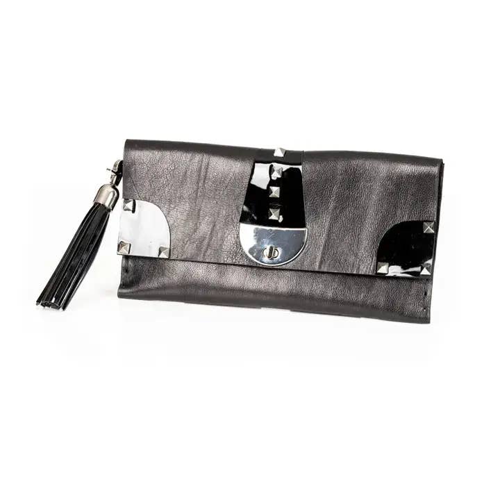 Sort læderclutch med nitter og kvast for engroshandel hos The Dark