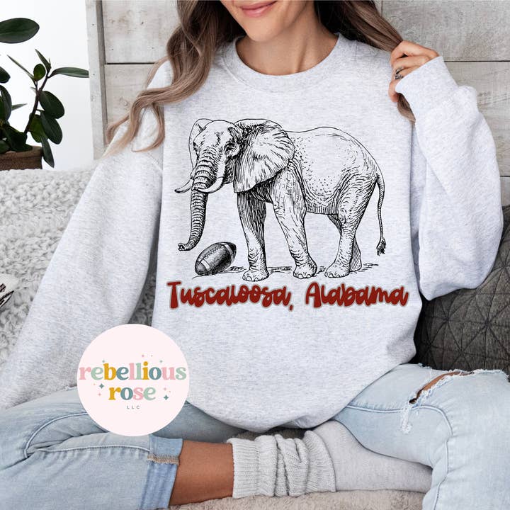 Camisola Gráfica com Gola Redonda de Tuscaloosa AL por atacado de Rebellious Rose LLC