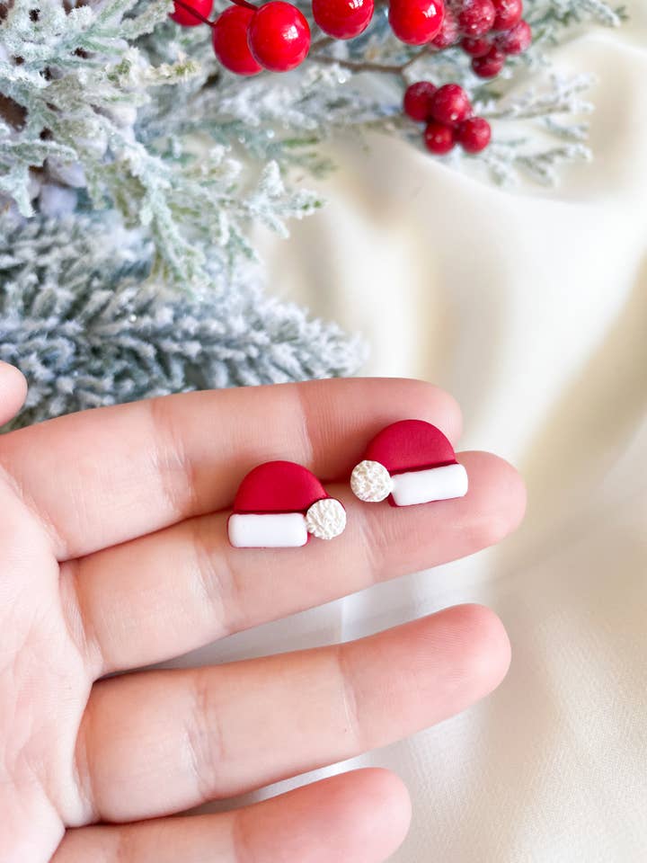 Boucles d'oreilles à tige en forme de chapeau de Père Noël - Boucles d'oreilles en pâte polymère pour la vente par Autumn Cloud Design