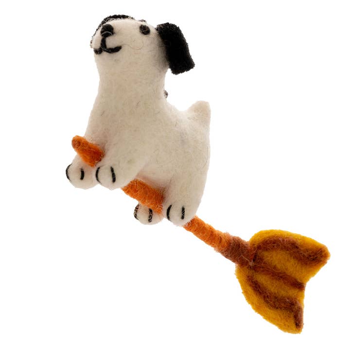 Ornement en feutre chiot sur balai pour la vente par Karma