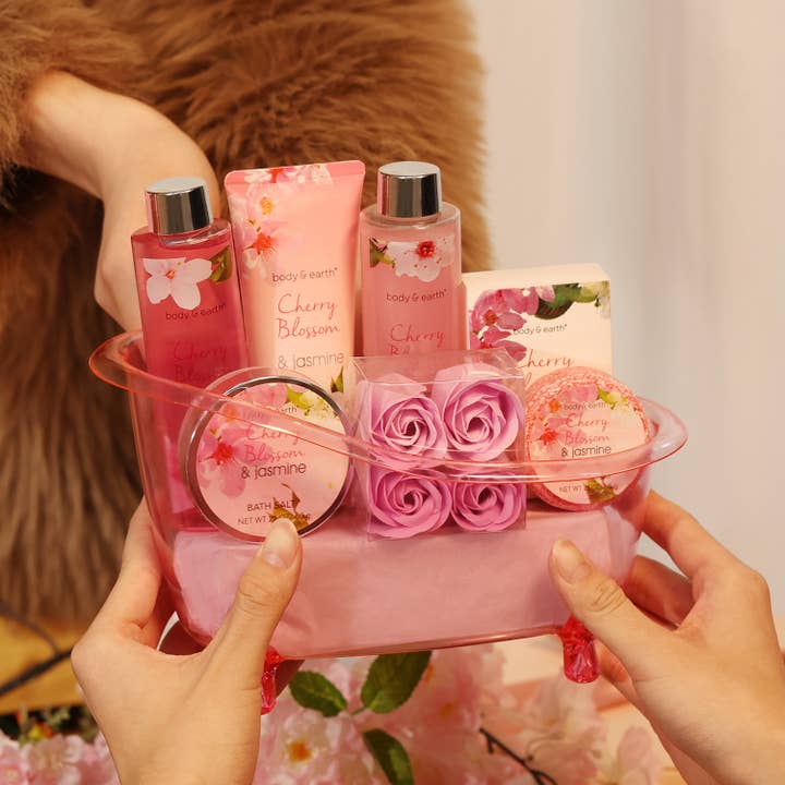 Body & Earth - Wholesale Set met bad- en lichaamsproducten - Body & Earth Giftset Roze badkuip - Cherry Blossom & Jasmine