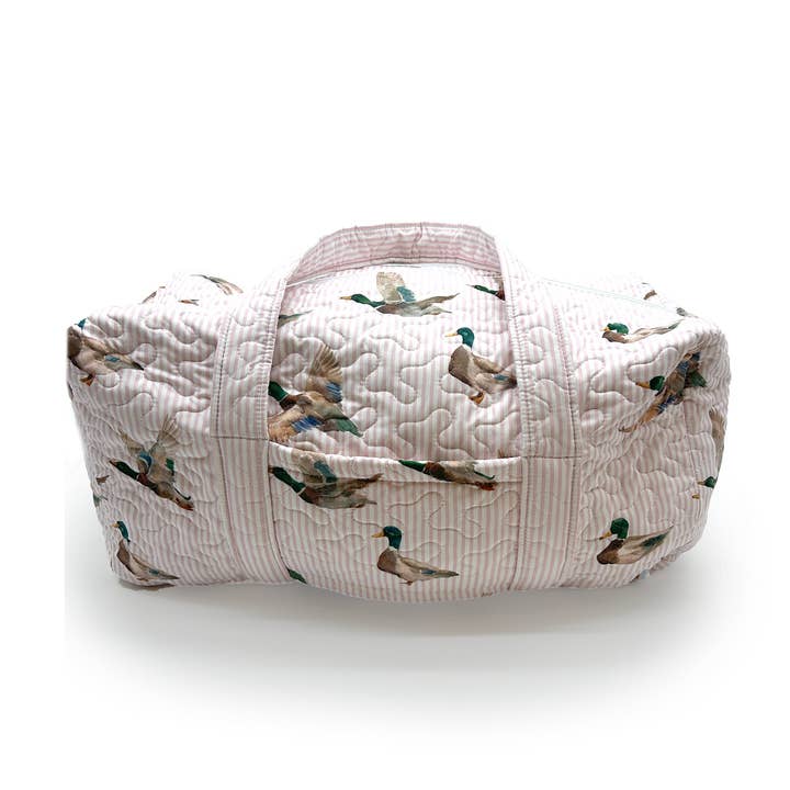 Mallory Ducks lyserød quiltet weekendtaske for engroshandel hos Ida Mae Home