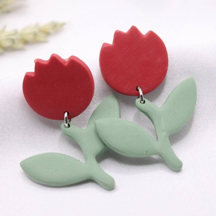 Brincos de argila de tulipa feitos à mão - Tulipas vermelhas - Brinco de argila de polímero floral - Presentes para ela - Jóias mínimas - Primavera 2022 por atacado de Studio Artemis