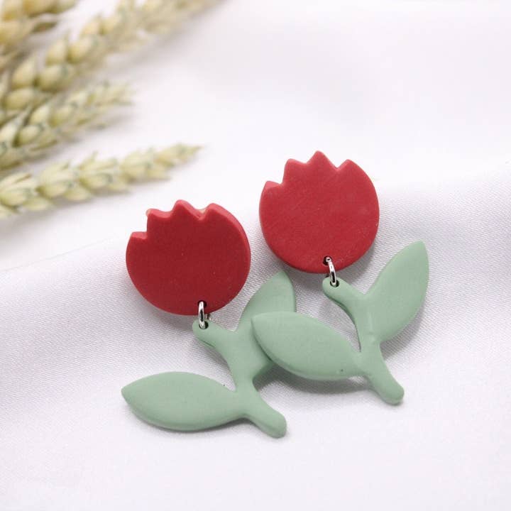 Håndlavede Tulip Clay Øreringe - Røde Tulipaner - Floral Polymer Clay Øreringe - Gaver til hende - Minimale smykker - Forår for engroshandel hos Studio Artemis