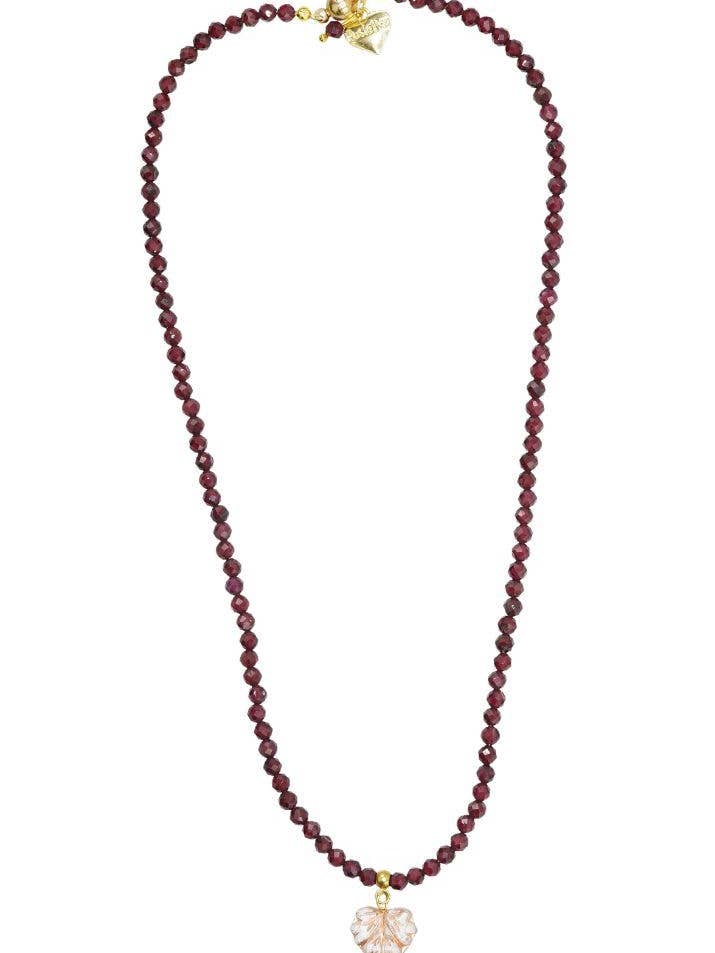 Collar con forma de hoja de arce y piedras preciosas de granate para venta al por mayor de Rosie Fox