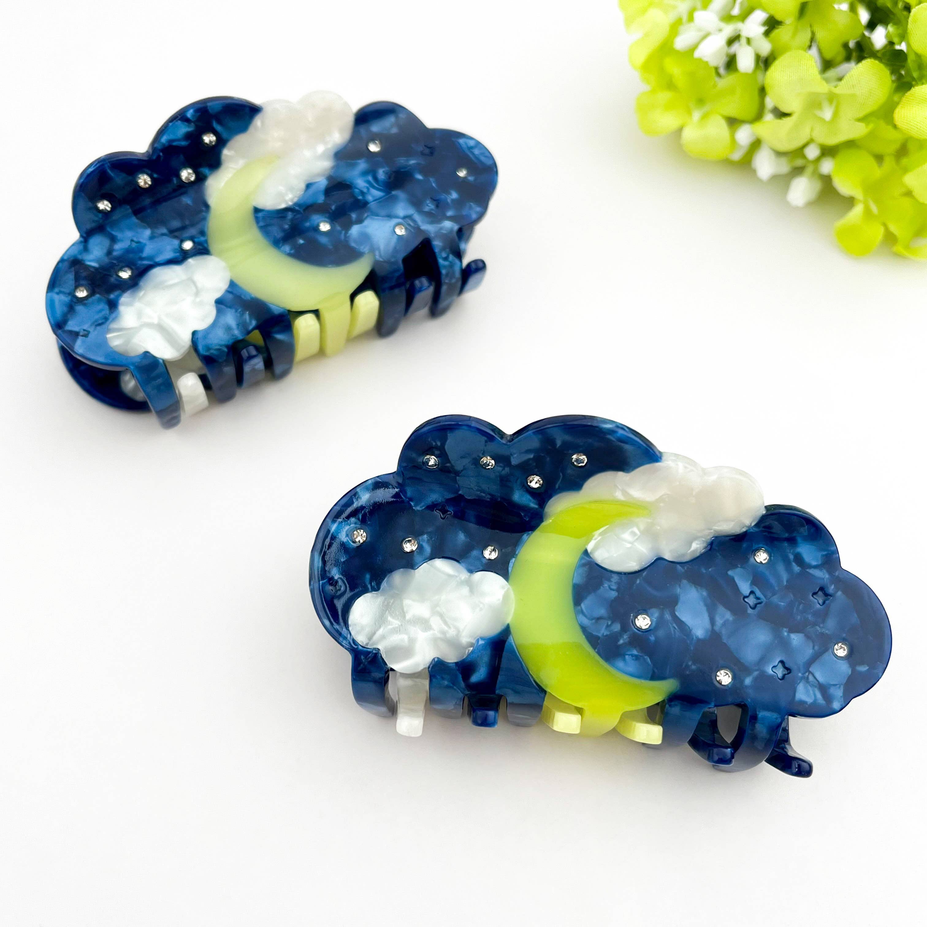 Blå Hårklämma i acetat med måne, moln och stjärnhimmel med strass för wholesale på Faire1