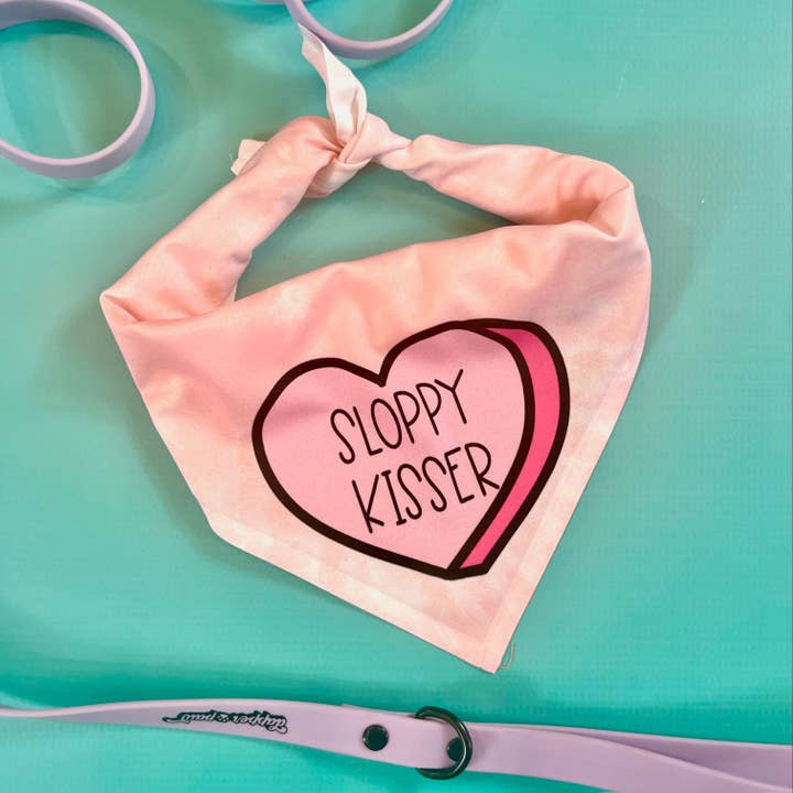 Sloppy Kisser | Bandana pour chien Convo Heart | Saint-Valentin pour la vente par The Dapper Paw