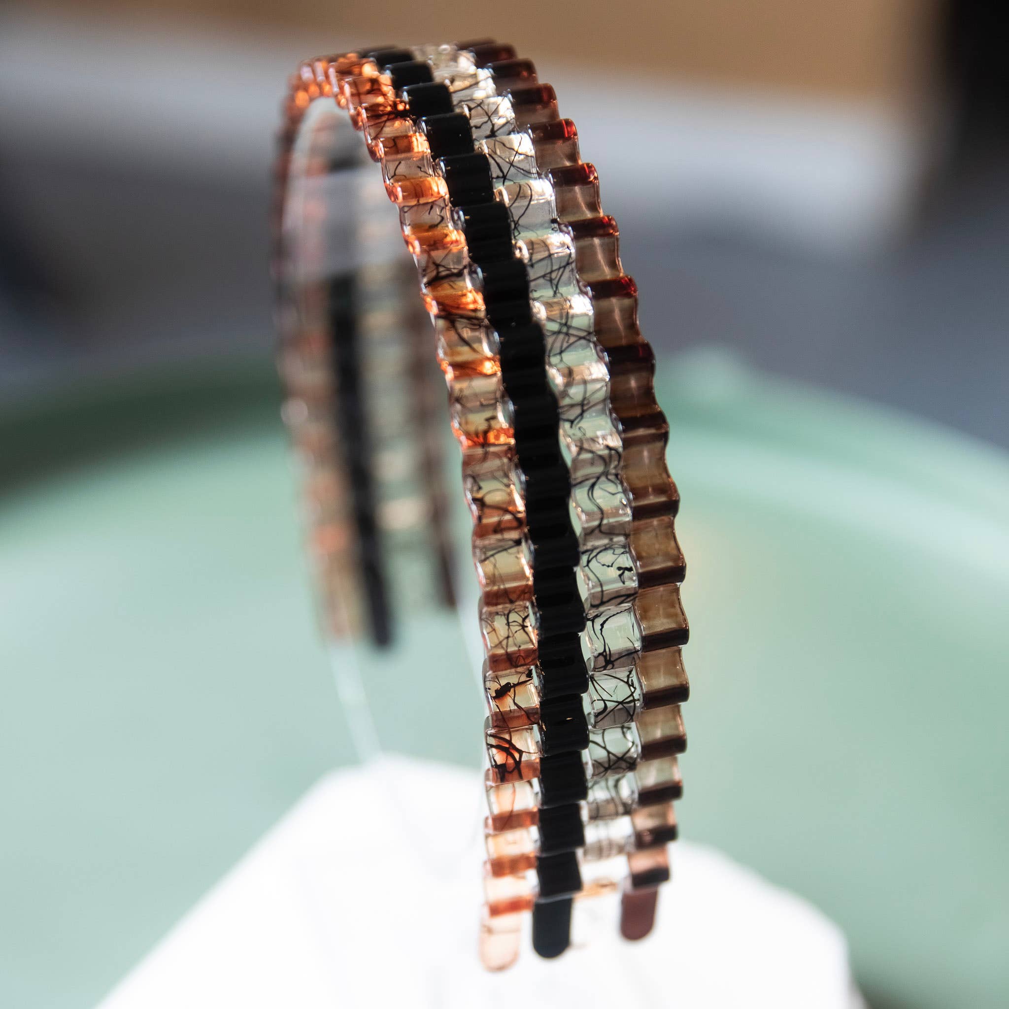 Headbands of Hope | One Purchased One Donated – Engroshandel Pandebånd - Dame – Tyndt bølget pandebånd sæt - sort + klar6