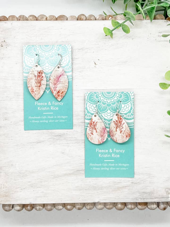 Mini boucles d'oreilles en liège faites main en forme d'herbe de pampa pour la vente par Fleece & Fancy