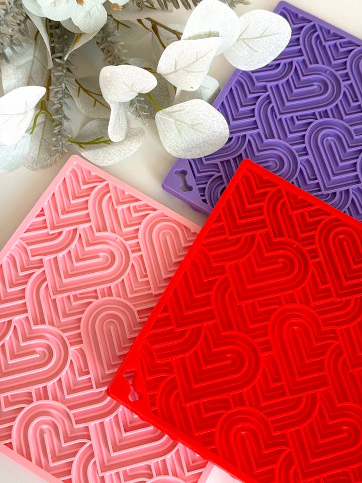 Heartbeat lick mat, lick mat dog, feeding mat with hearts for wholesale by Doggotique