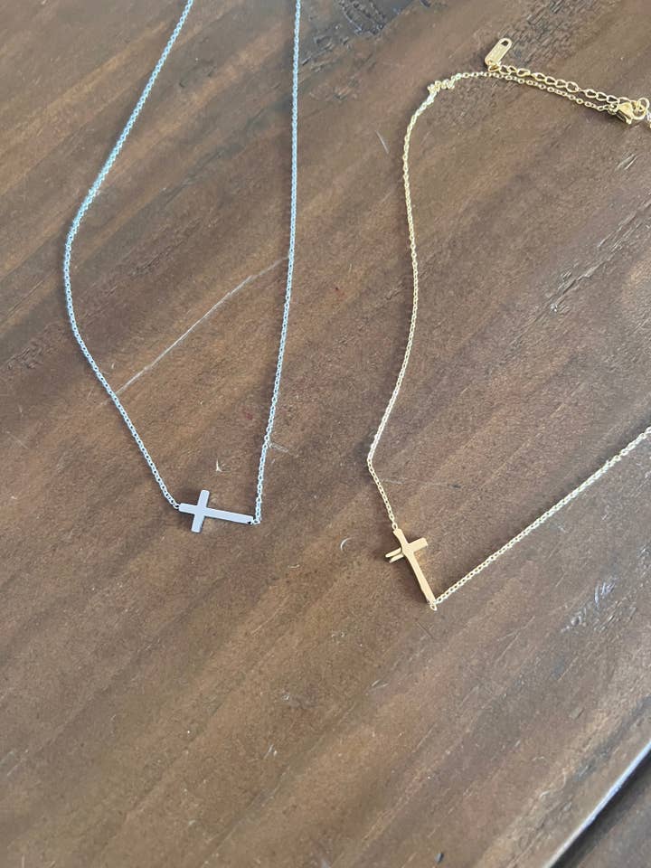 Halsketting met kruisverbinder voor wholesale door The Right Side Jewelry