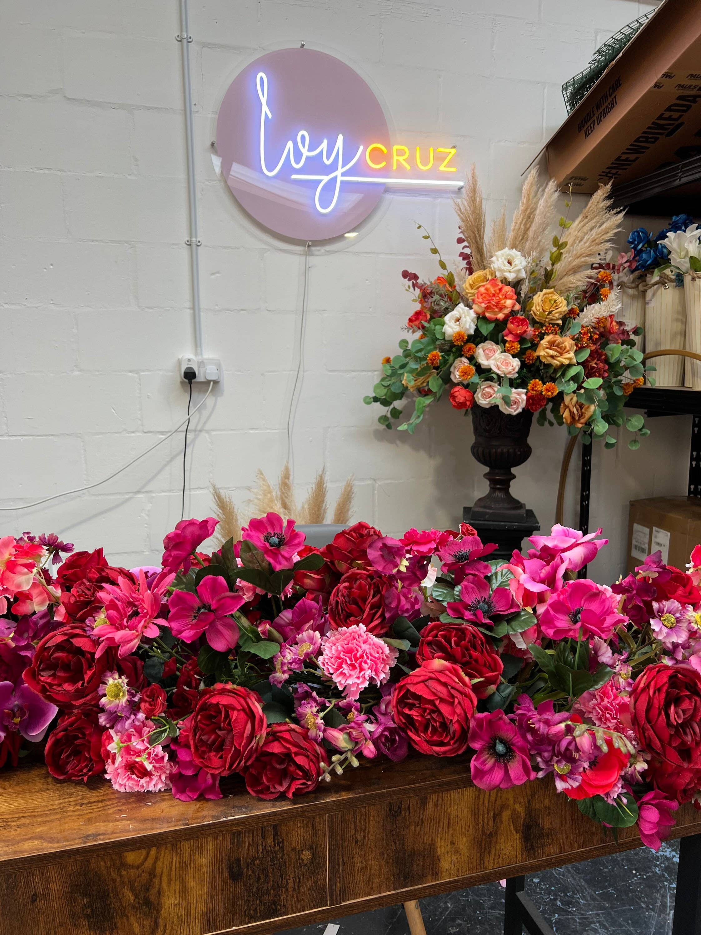 IVY CRUZ - Vente Fanion/guirlande - Guirlande fleurie rose vif, fuchsia et soie rose3