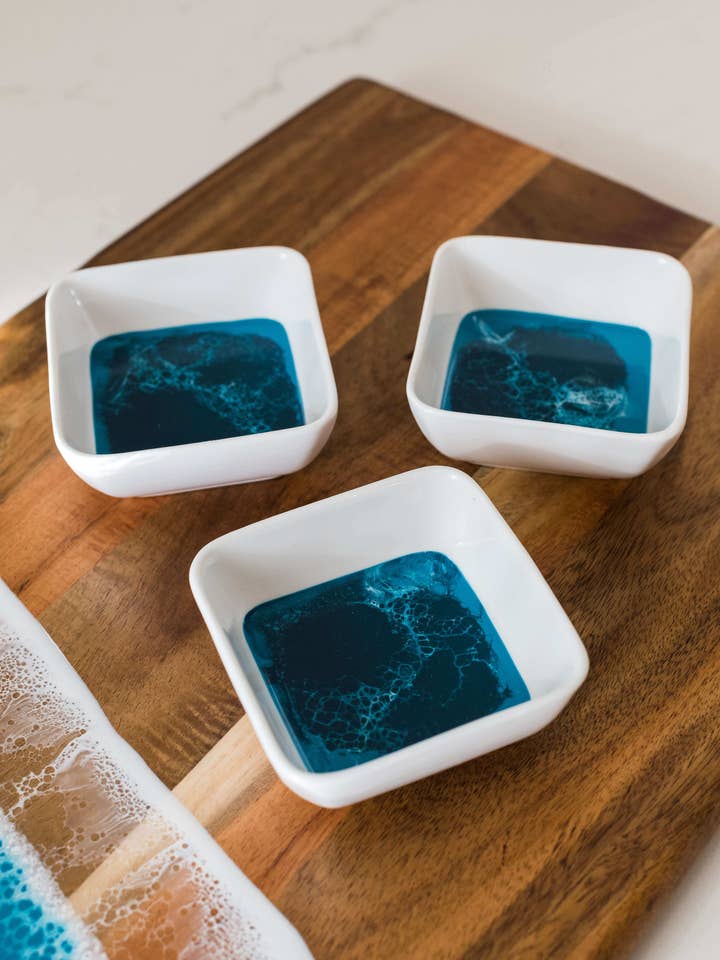 Keramiske dyppe-skåle med resinaccent, sæt med 3 for engroshandel hos Lynn & Liana Designs