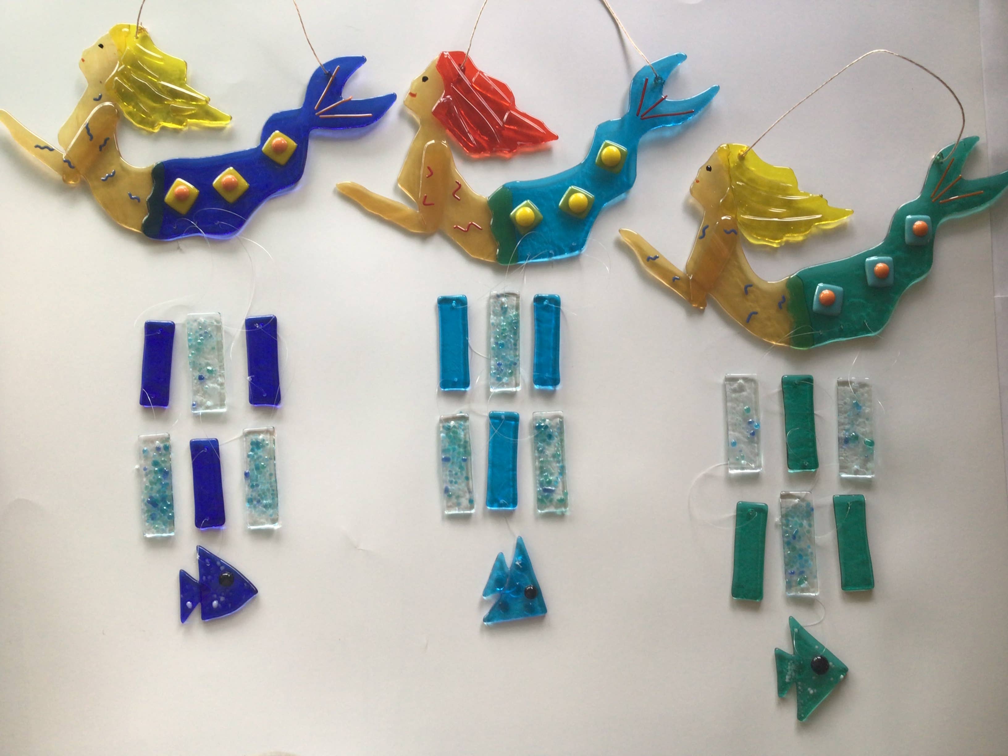 Aqua teal of blauwe staart met rood of blond haar Zeemeermin windgong. Handgemaakt glas voor meren of stranden. voor groothandel op Faire6