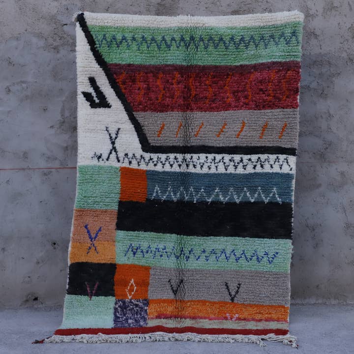 Tapis berbère marocain sur mesure – Art abstrait en laine pour la vente par MUSMUSRUGS