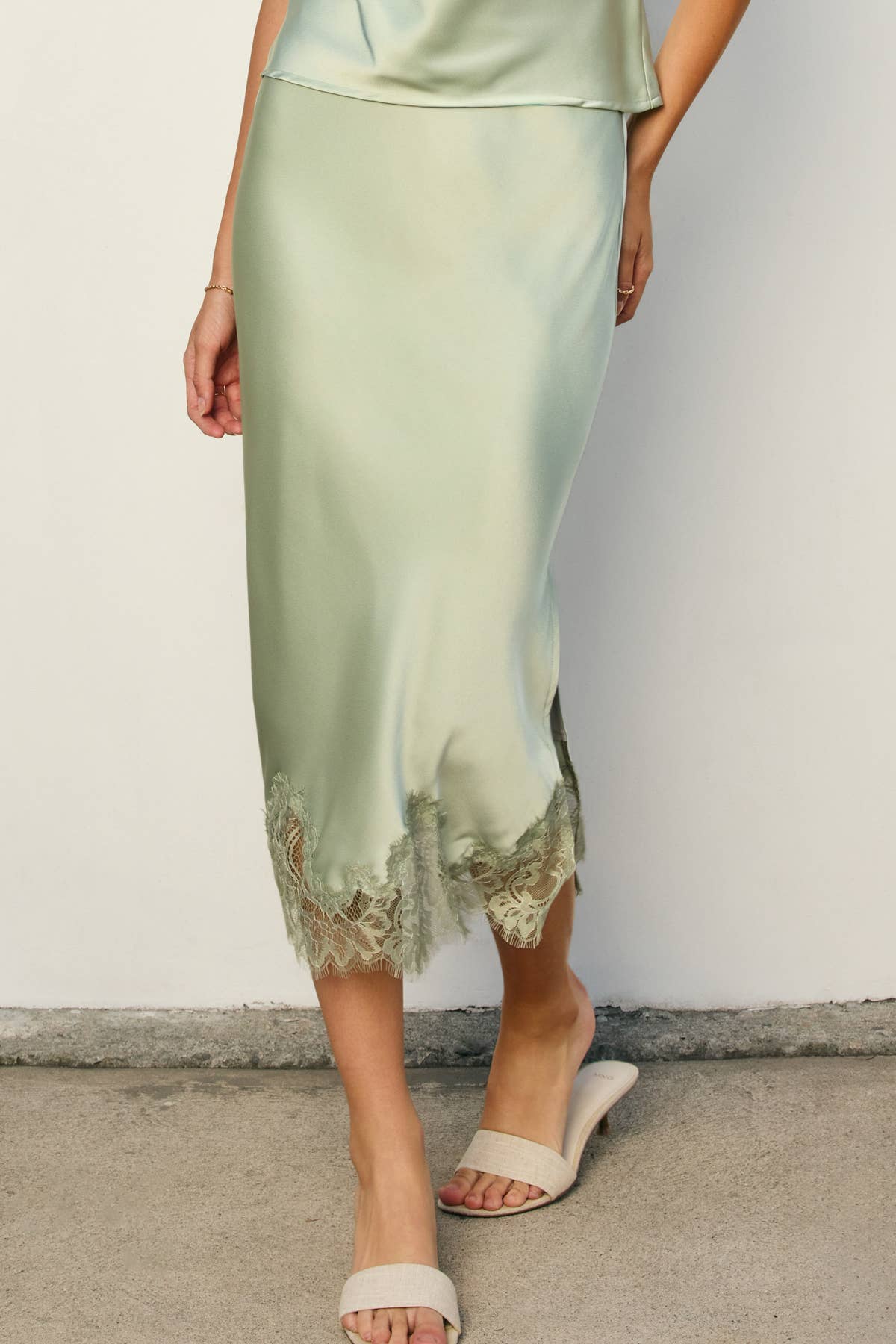 Dress Forum - Venta al por mayor Falda - Mujer - Falda lápiz de satén opaco con dobladillo de encaje (1)30