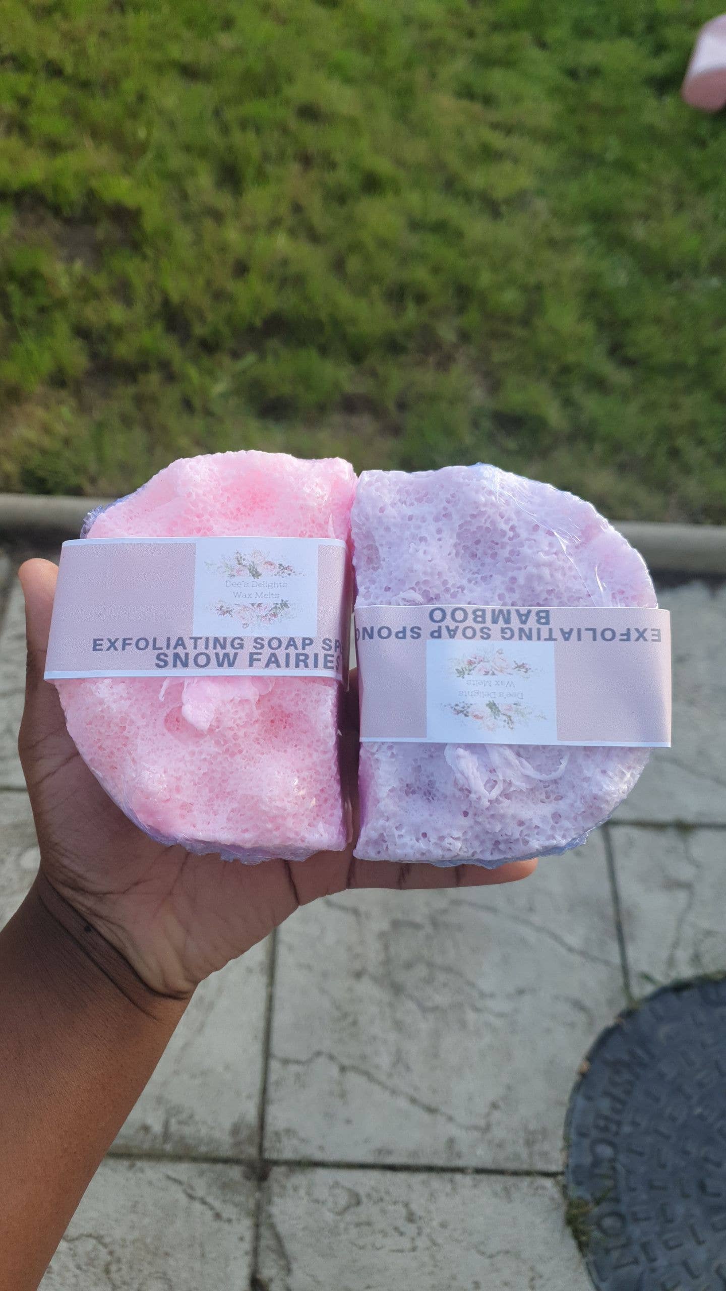 De Unique Fragrance – wholesale Bath pouf/sponge – Half Soap Sponge Monoi/ Moitié Éponge Exfoliante1