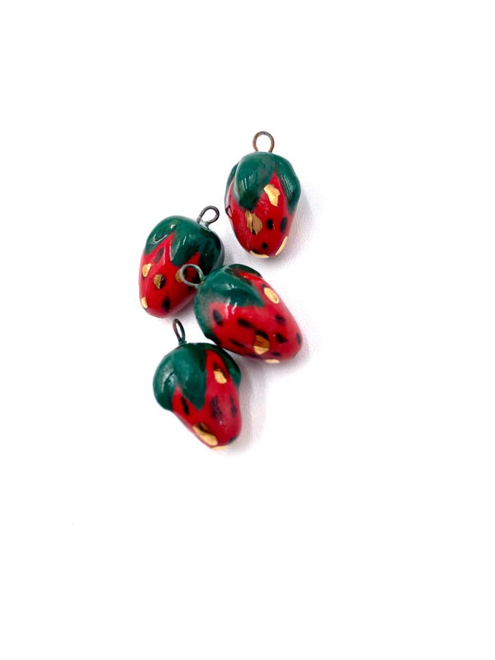 Charm van porselein met aardbei voor wholesale door Studio Kelsie