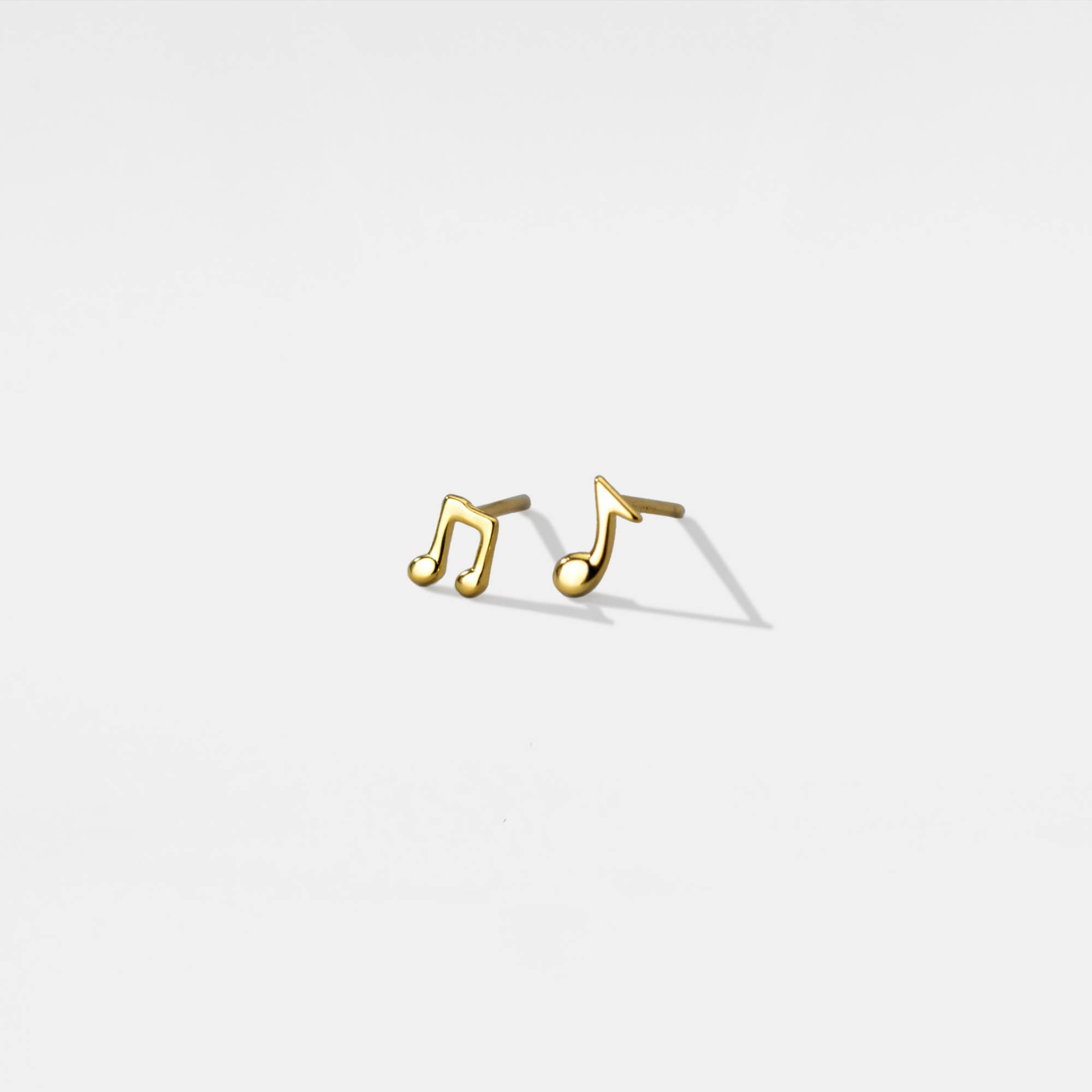 Perimade & Co. LLC – wholesale Solitärörhängen – Asymmetrisk musik not Stud örhängen i Sterling Silver