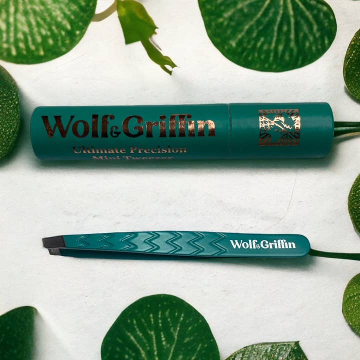 Ultimate Precision Mini Skrå Pincet - Påfuglegrøn for engroshandel hos Wolf & Griffin