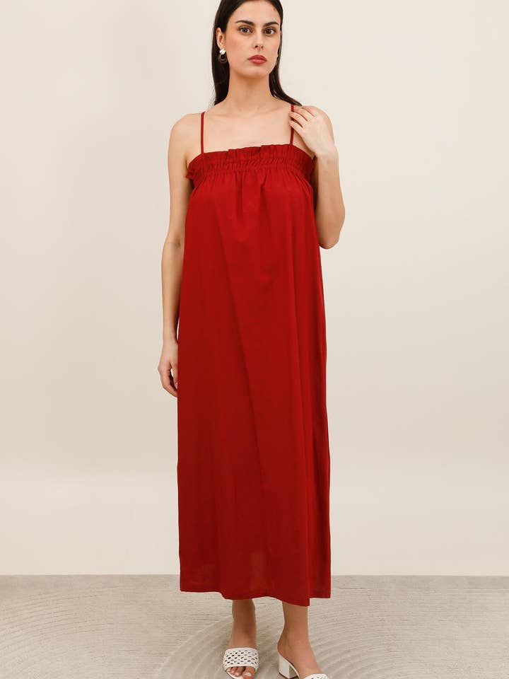 Lång klänning med tunna smockade axelband - 32209 för wholesale av Daphnea