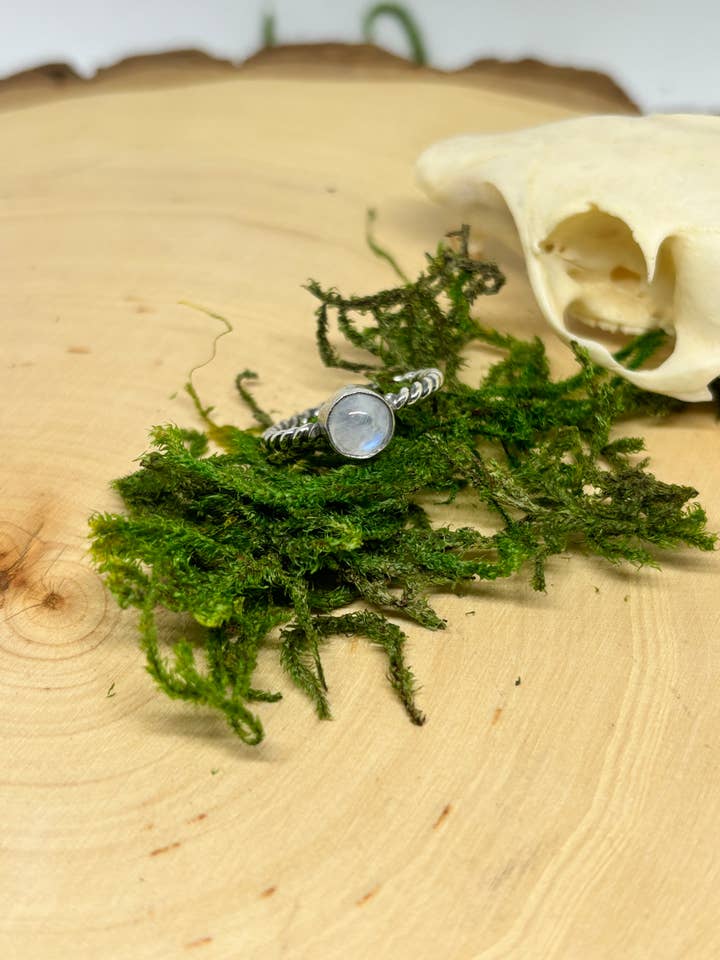 Ronde draairing met maansteen - maat 5.5 voor wholesale door SchaeferWorks Jewelry