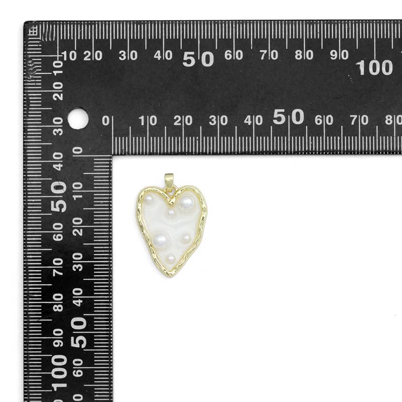 BestBeads&Beyond – Engroshandel Vedhæng/charm – Hammeret kant akrylhjerte med perlevedhæng, Sku#JL2024