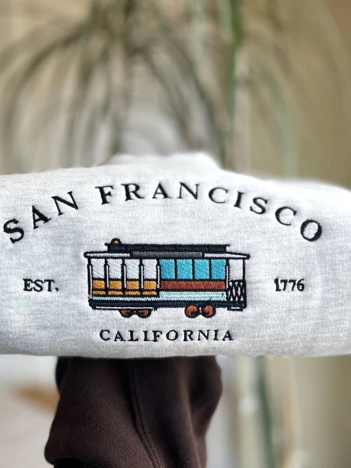 Felpa ricamata con funivia di San Francisco per la vendita all'ingrosso da parte di Poppy Bloem
