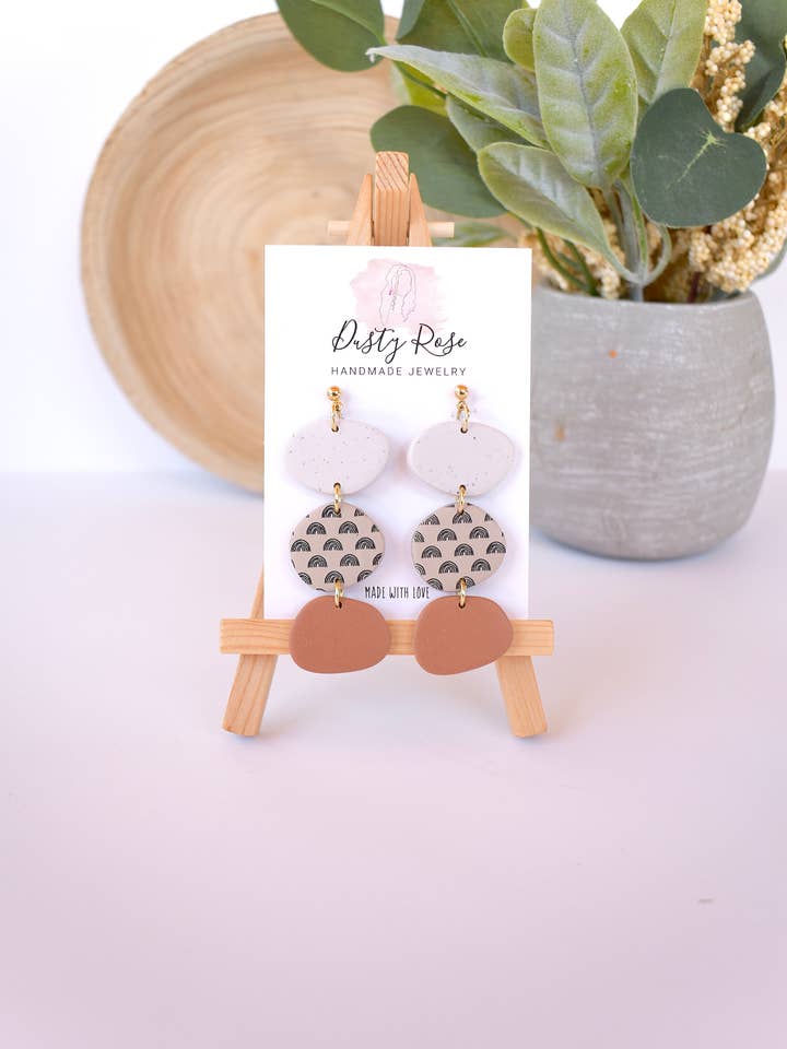 Brincos Meg Dangles - Alabastro, Tan e Argila Terracota por atacado de Dusty Rose Creations