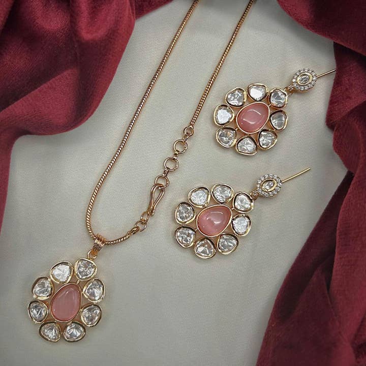 Parure de collier Kundan Blush Bloom pour la vente par Vinnis Jewelry