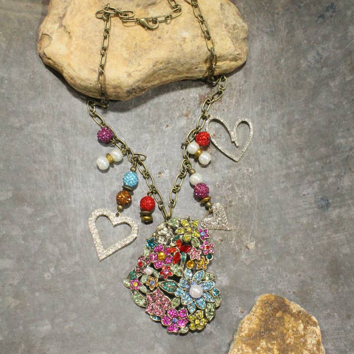 Collier Charme Cœur Joyeux pour la vente par The Primitive Peddler, Inc.