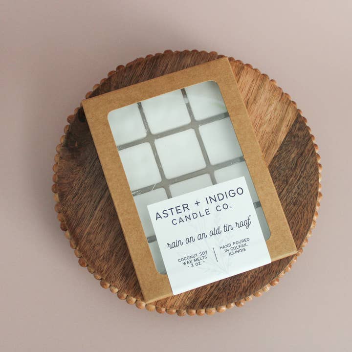 Aster + Indigo Candle Co. - Vente Fondants - Pluie sur un vieux toit en tôle | La cire de noix de coco et de soja fond1