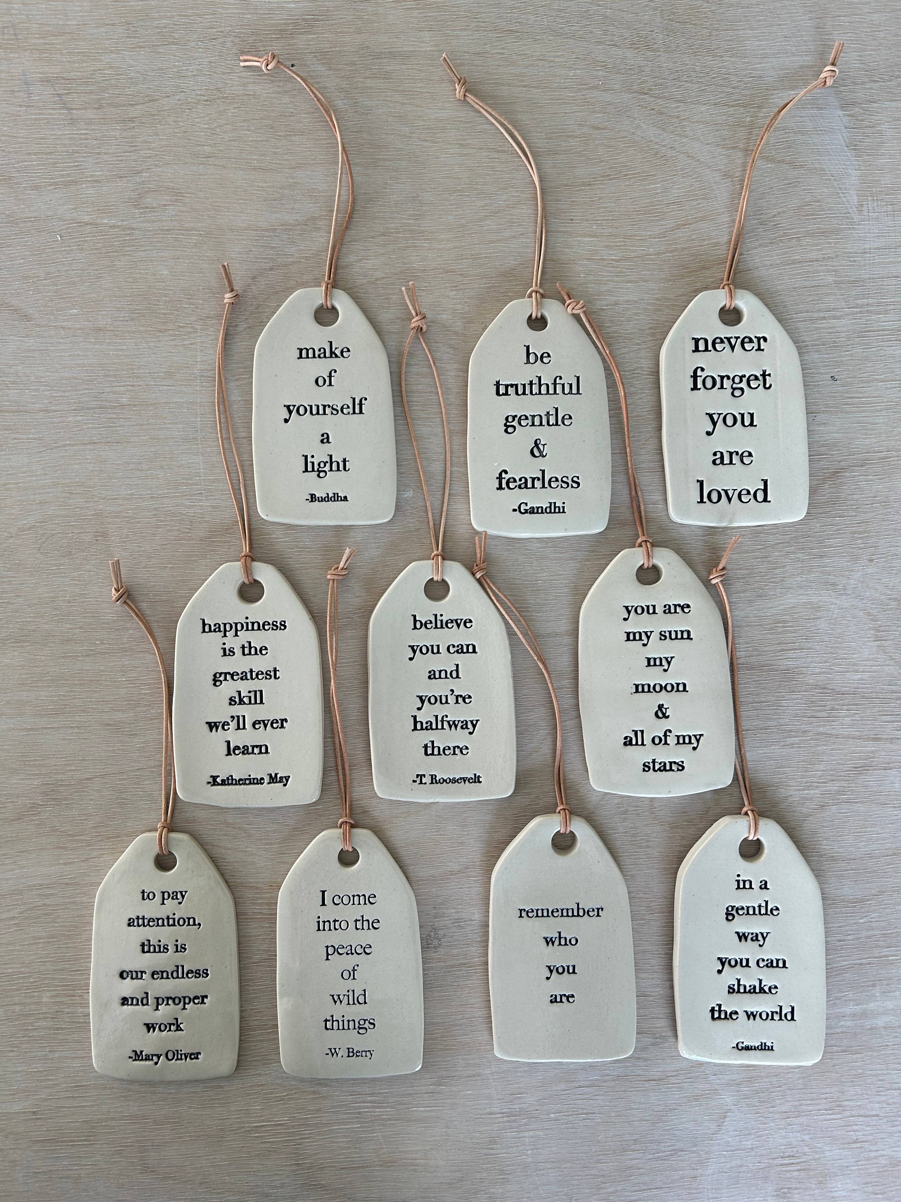 CSF Ceramics - Vendita all'ingrosso Decorazione - Etichetta Citazione Ceramica: prestare attenzione... *nuovo 20251