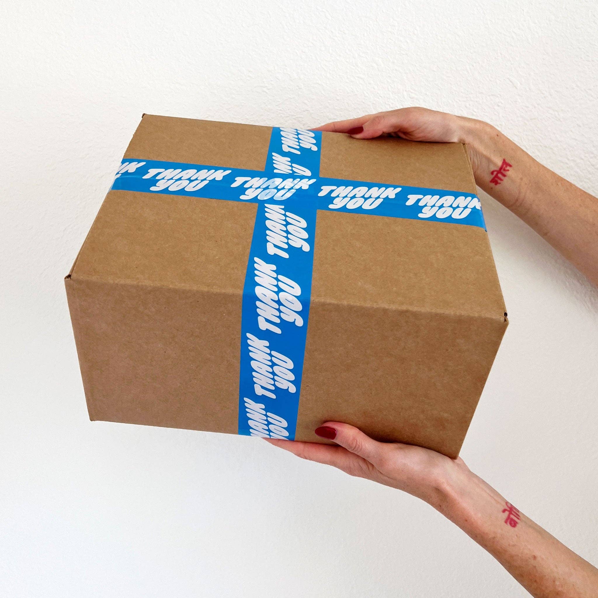 Shippy Tape – Großhandel Klebeband – Danke Verpackungs- und Versandband - Creme/Blaue Blasenschrift2