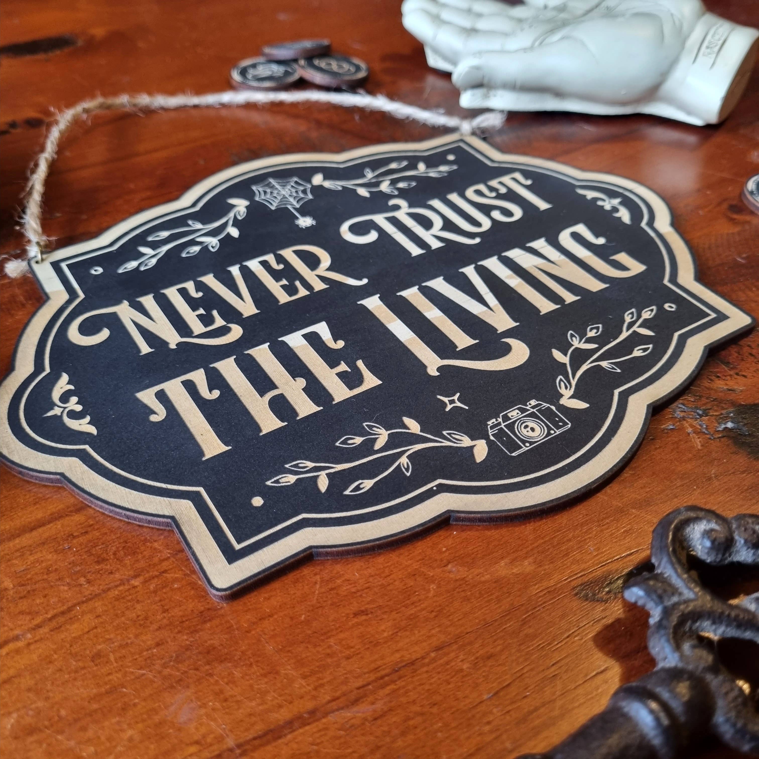 Yiska Designs - Vente Pancarte - Panneau « Never Trust the Living »1