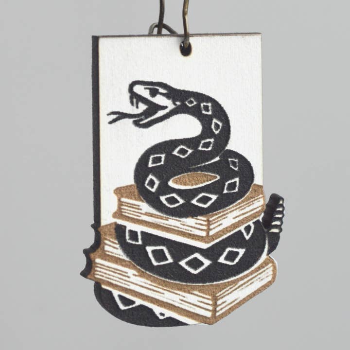 "Oorbellen 'Don’t Tread on My Books' – Gegraveerd Hout" voor wholesale door Bold Standard