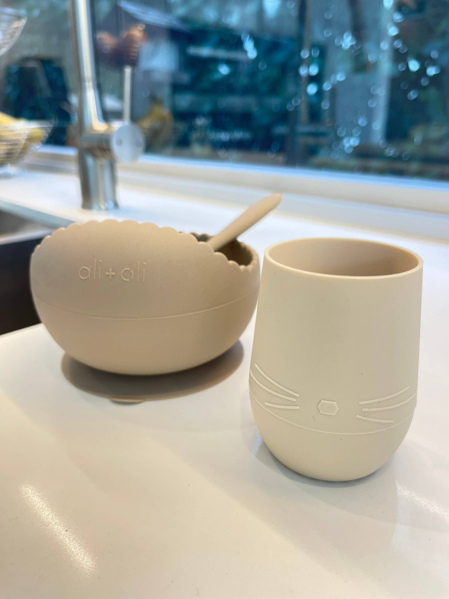 Ali+Oli - Vente Verre/tasse – enfant et bébé - Gobelet ouvert en silicone Bunny Face pour bébé et tout-petit (noix de coco)8