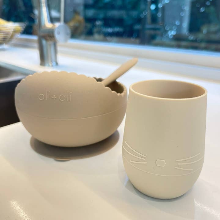 Ali+Oli - Vente Verre/tasse – enfant et bébé - Gobelet ouvert en silicone Bunny Face pour bébé et tout-petit (noix de coco)8