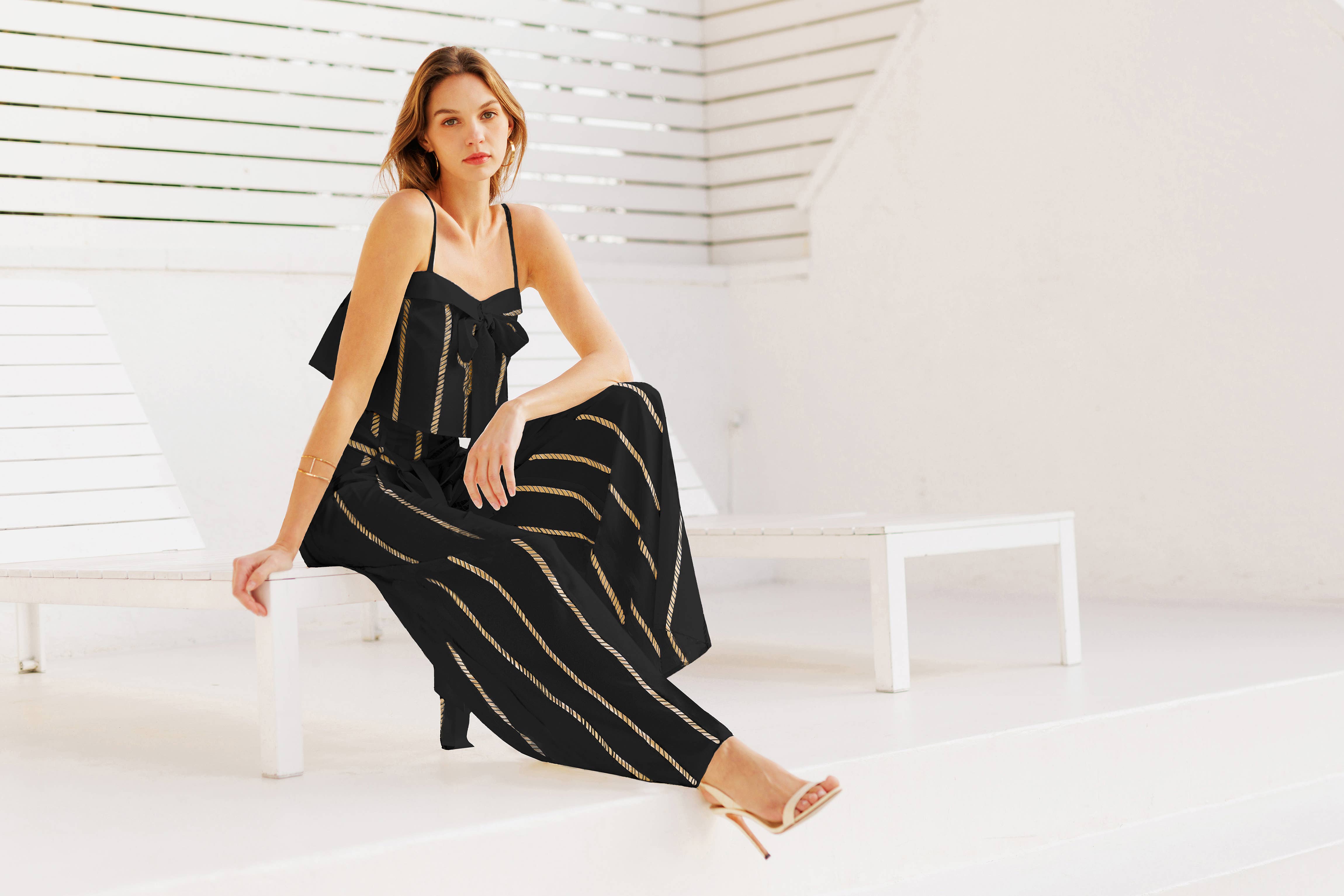 Preto Top Fluido com Detalhe de Laço em Corda Dourada para venda a revendedores na Faire15